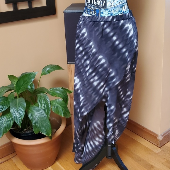 EXPRESS BLACK & WHITE HIGH LOW WRAP SKIRT! - Picture 2 of 8